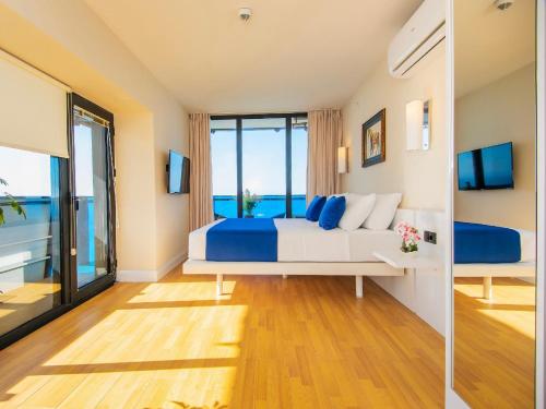 Un dormitorio con una cama con vista al mar. en ORBI CITY Hotel Sea View, en Batumi