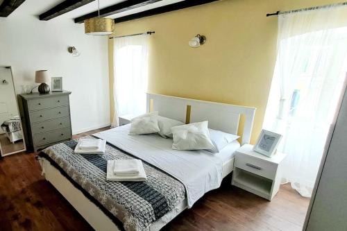ein Schlafzimmer mit einem Bett mit zwei Handtüchern darauf in der Unterkunft APARTMANI CENTAR VODICE in Vodice