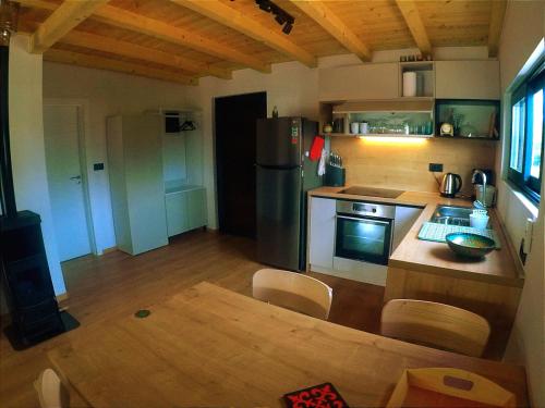 een kleine keuken met een tafel en een koelkast bij Nature Home Eco-friendly Pet-friendly in Fažana