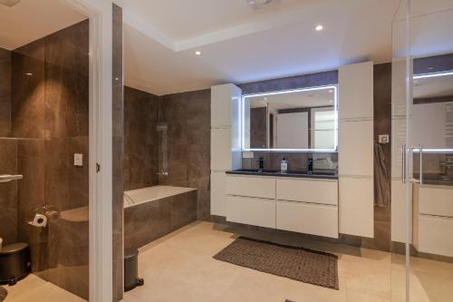 A bathroom at Modern Villa with Spacious Outdoor near Beach and Amenities