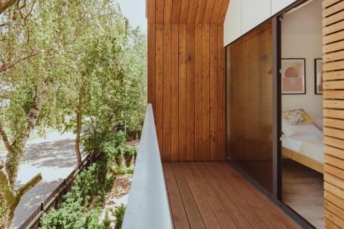 グダニスクにあるNalu Beach - luksusowe domki na plażyの木のドアと木のバルコニーが備わる家