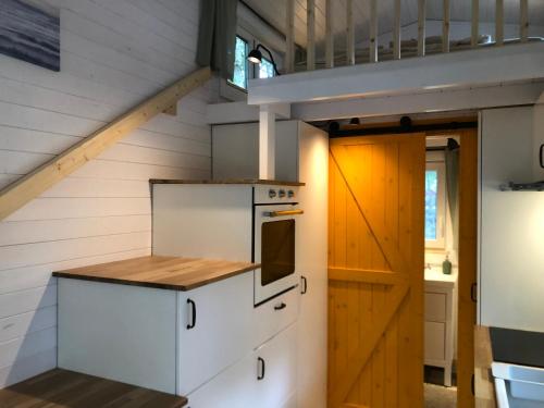 a kitchen in a tiny house at Domki nad morzem Sasino Mojo Miodno Checz in Sasino