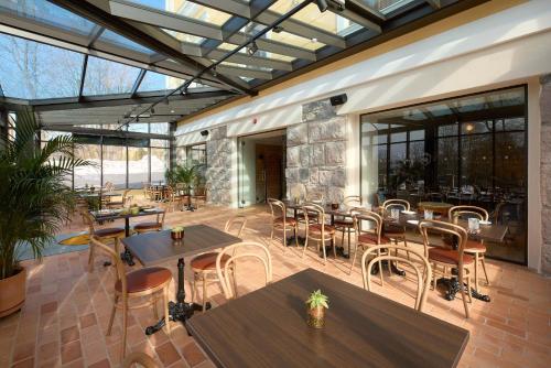 a restaurant with tables and chairs and windows at Schloss Fellin Boutique Hotel and Spa in Viljandi