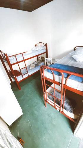 a room with two bunk beds with water in it at Hostel Dona Lucia in São José dos Campos