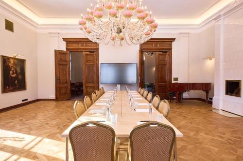 a large conference room with a long table and chairs at Schloss Fellin Boutique Hotel and Spa in Viljandi