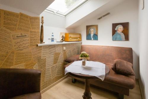a living room with a couch and a table at Hotel & Ferienwohnungen Bohlenblick in Saalfeld