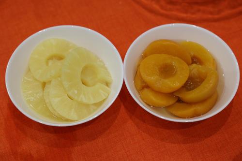 two bowls of sliced fruit on a wooden table at Borgo Alto B&B in Boscotrecase