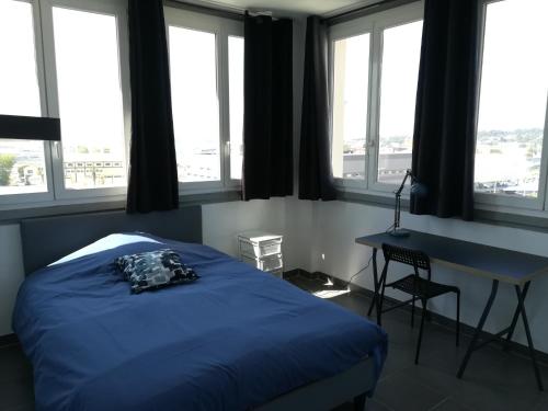 een slaapkamer met een bed, een bureau en ramen bij Tout confort Toulon centre appartement 3 chambres, vue sur la Rade in Toulon