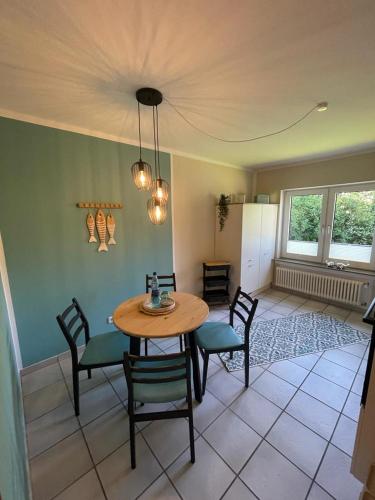 a living room with a dining room table and chairs at Lüttje Najade in Borkum