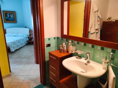 uma casa de banho com um lavatório e um espelho em Visitponza - Vesta em Ponza
