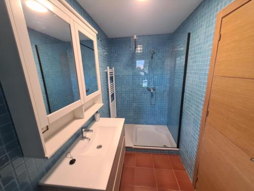 een badkamer met een bad, een wastafel en een douche bij Pico la Villa in León