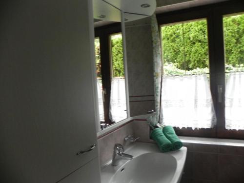 een badkamer met een wastafel en een spiegel bij Ferienwohnung Oberrauter in Bad Gastein