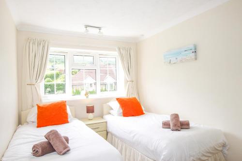 A bed or beds in a room at West Lulworth Apartment