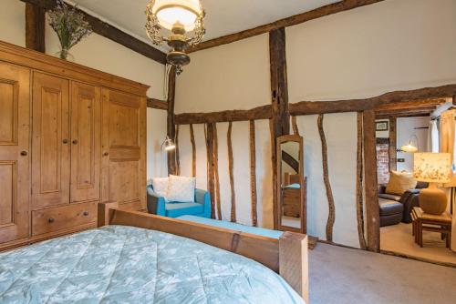 Voodi või voodid majutusasutuse Plum Pudding Cottage by Bloom Stays toas