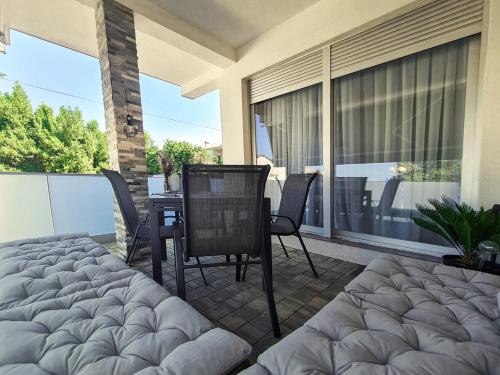 Posedenie v ubytovaní Rosemarie Beach Suites Zadar