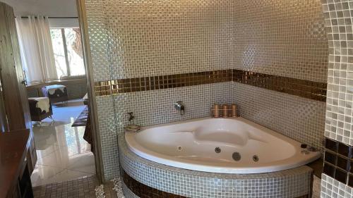 Bilik mandi di hippomoon lodge game reserve