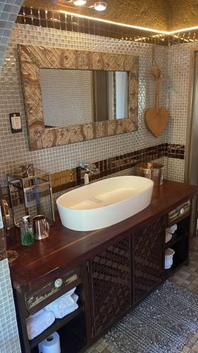 Bilik mandi di hippomoon lodge game reserve
