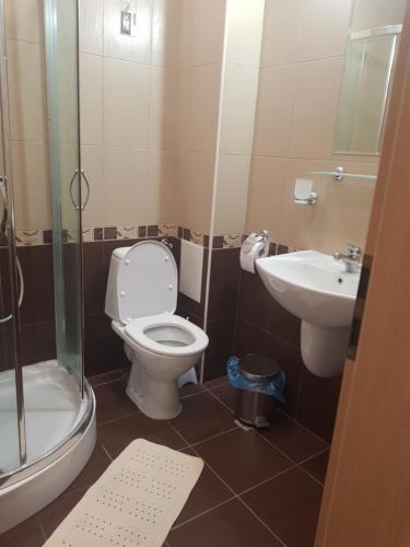 Ένα μπάνιο στο CarolMike Oasis Beach Apartment Kamchia Reserve