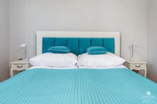 Postel nebo postele na pokoji v ubytování Jantar Apartamenty Stara Starówka