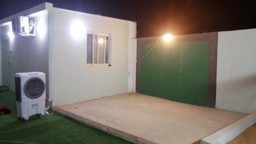 una stanza vuota con un muro verde e bianco di استراحة سكنية للإيجار اليومي والشهري a Az Zulfi