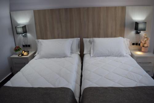 Ένα ή περισσότερα κρεβάτια σε δωμάτιο στο Hôtel Zinou zm