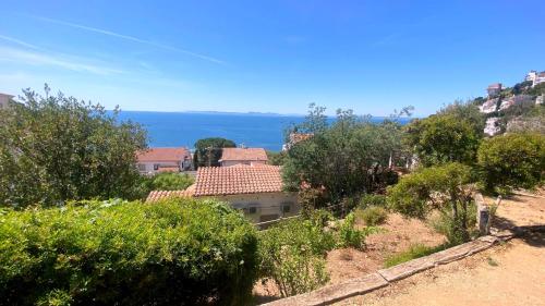 una casa su una collina con l'oceano sullo sfondo di SANTA BARBARa a Roses