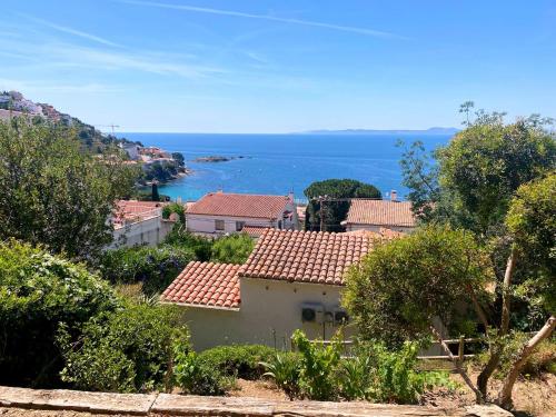vista di una casa con l'oceano sullo sfondo di SANTA BARBARa a Roses