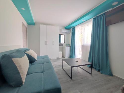 sala de estar con sofá azul y mesa en SOVA smart HOUSE, en Bar