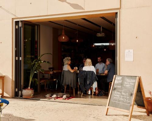 un grupo de personas sentadas en una mesa en un restaurante en East Quay, en Watchet