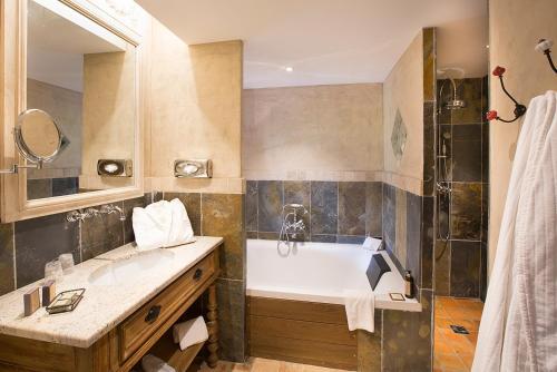 Bilik mandi di Hôtel-Spa Le Saint Cirq