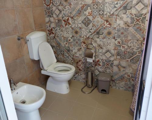 a bathroom with a toilet and a sink at Terrazzo il Limone in Punta Secca