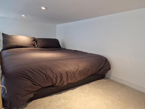 - un lit dans un coin de chambre dans l'établissement QUIMPERLE Appartement Lumineux & Calme Basse-ville, à Quimperlé