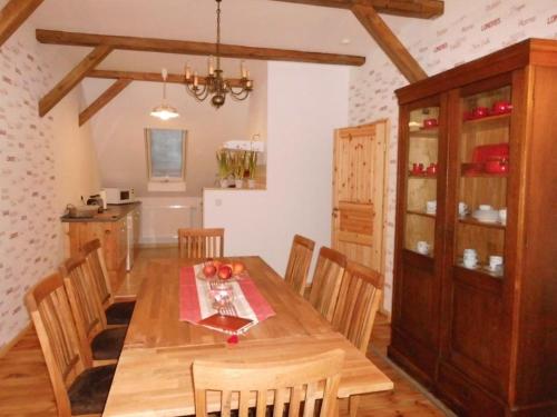 a kitchen and dining room with a wooden table and chairs at Ferienwohnung Steckelsdorf in Rathenow