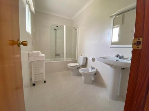 biała łazienka z toaletą i umywalką w obiekcie LES ILLES PEÑISCOLA w mieście Peñíscola