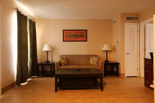 a living room with a couch and a coffee table at Inn on the Gulf in Hudson