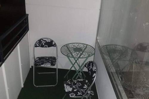 two chairs and a table in a room at Apartment 55 I Cental Hof I WiFi I TV in Hof