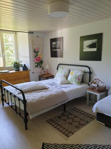 ein Schlafzimmer mit einem großen Bett in einem Zimmer in der Unterkunft Agréable chambre d'hôtes, au calme, dans la nature in Roches