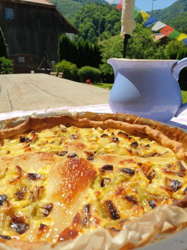 a pie sitting on top of a table at Agréable chambre d'hôtes, au calme, dans la nature in Roches