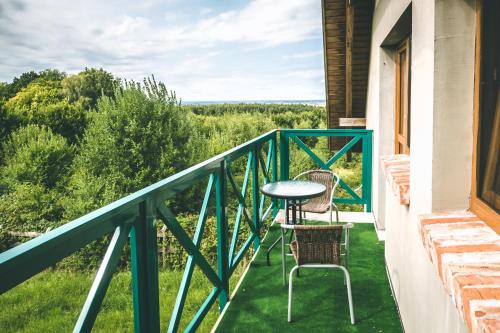 a balcony with two chairs and a table on a porch at Dom Uzdrowisko in Tolkmicko