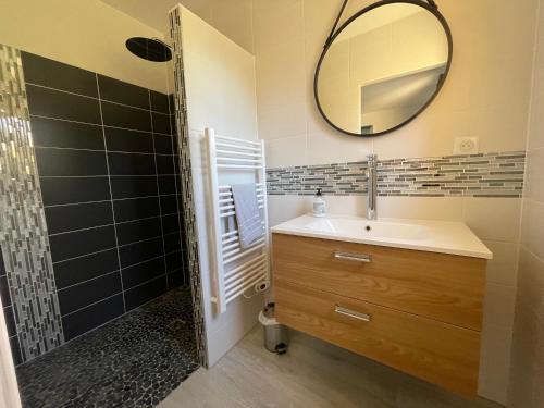 a bathroom with a sink and a shower with a mirror at Villa KIKO, Gîte Spa & Sauna privatifs -5 min- Sarlat in Vitrac