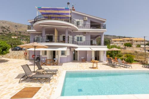 een villa met een zwembad en een huis bij Alicia studios in Fársa