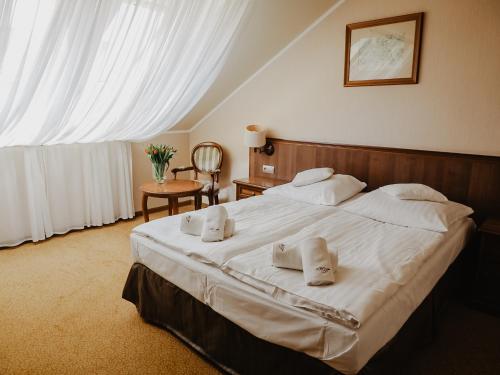 מיטה או מיטות בחדר ב-Hotel Delfin Spa&wellness