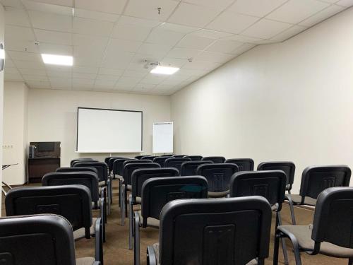 an empty room with chairs and a white screen at Готель Elisavetgrad in Kropyvnytskyi