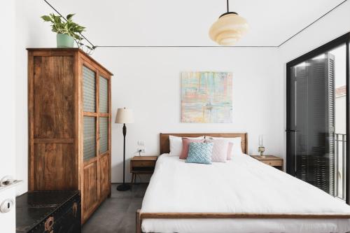 Ένα ή περισσότερα κρεβάτια σε δωμάτιο στο Neta's art & design apartment by TLV2RENT