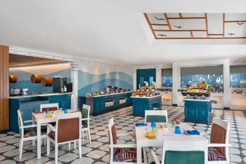 Un restaurant u otro lugar para comer en Radisson Resort Pondicherry Bay