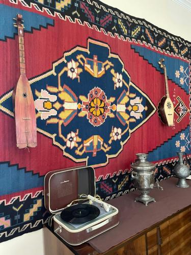 una mesa con un teléfono en la parte superior de una pared en Anano Guest House, en Kazbegi
