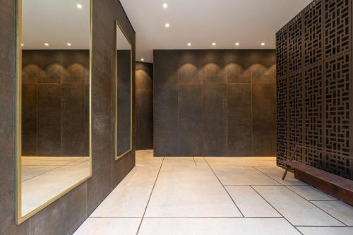 Ένα μπάνιο στο Neta's art & design apartment by TLV2RENT