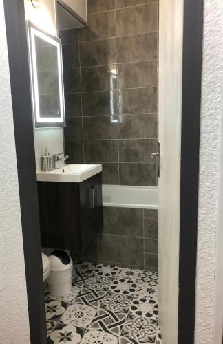 une salle de bain avec une douche, un lavabo et des toilettes dans l'établissement La Comtesse, à Saint-Gervais-les-Bains