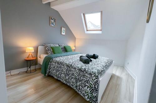 - une chambre avec un lit doté de draps verts et une fenêtre dans l'établissement Appart'Hôtel BELLE HELENE Calme & Chic, à Montereau-faut-Yonne