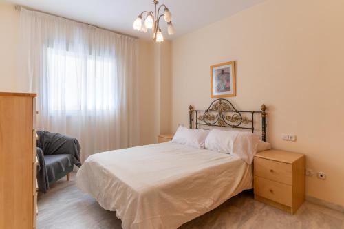 Schlafzimmer mit einem Bett und einem Fenster in der Unterkunft ESTEPONA BEACHSIDE in Estepona